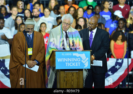 Miami, Floride, USA. 09Th Nov, 2018. Des dirigeants interreligieux Local Imam Wilfredo Alex, le Rabbin Mark Winer et Rev. Deandre Poole se rassemblent pour prier devant un rassemblement électoral avec l'ancien Président des États-Unis, Barack Obama, le président américain Barack Obama pour la campagne de gouverneur démocrate de Floride prête-nom Andrew Gillum et le sénateur Bill Nelson (D-FL) lors d'un rassemblement pour les principaux candidats démocrates de Floride au palais de glace Films le 02 novembre 2018 à Miami, en Floride. Le sénateur Nelson (D-FL) et Andrew candidat sont en Gillum serrée contre leurs adversaires républicains. Credit : Mpi10/media/Alamy Punch Live News Banque D'Images