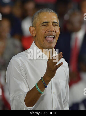 Miami, Floride, USA. 09Th Nov, 2018. L'ancien président américain Barack Obama parle pendant un rassemblement à l'appui démocratique candidat au poste de gouverneur de Floride Andrew Gillum et le sénateur américain Bill Nelson (D-FL) au Ice Palace Film Studios, le 02 novembre 2018 à Miami, en Floride. Le sénateur Nelson (D-FL) et Andrew candidat sont en Gillum serrée contre leurs adversaires républicains. Credit : Mpi10/media/Alamy Punch Live News Banque D'Images