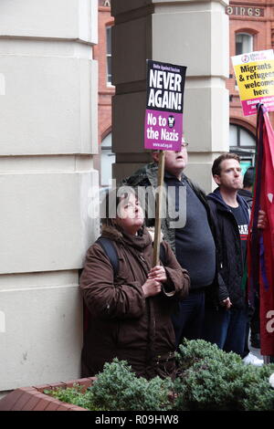 Liverpool, Royaume-Uni. 3 novembre 2018. Le groupe fasciste de première ligne 'patriotes' tentative de manifestation dans les rues de Liverpool mais sont remplies avec de puissantes protester en réponse par les membres du public et des groupes tels que 'Se tenir jusqu'au racisme" et "Unis contre le fascisme". Credit : Ken Biggs/Alamy Live News. Banque D'Images