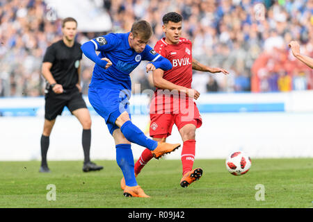 Marvin Pourie (KSC) en duels avec Dave (Gnaase Kickers Würzburg). GES / football / 3e Ligue : Karlsruher SC - Kickers Würzburg, 03.11.2018 - dernier jeu dans le vieux Wildparkstadion. Football / Soccer : 3. Ligue : Karlsruhe vs Wuerzburg, Karlsruhe, le 3 novembre, 2018 | dans le monde d'utilisation Banque D'Images