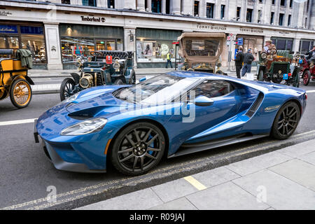 Londres, Royaume-Uni. 29Th sep 2018. Ford GT passant d'une rangée de voitures anciennes sur l'affichage à l'automobile de Regents Street Londres W1 le 11/03/2018 Credit : Cabanel/Alamy Live News Banque D'Images