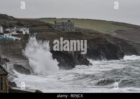 Porthleven, Cornwall, UK. 29Th sep 2018. Météo britannique. Les vents forts et les vagues de la côte à la pâte en Porthleven Oscar tempête frappe la UK Crédit : Simon Maycock/Alamy Live News Banque D'Images