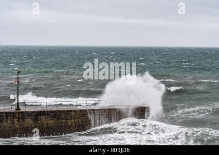 Porthleven, Cornwall, UK. 29Th sep 2018. Météo britannique. Les vents forts et les vagues de la côte à la pâte en Porthleven Oscar tempête frappe la UK Crédit : Simon Maycock/Alamy Live News Banque D'Images