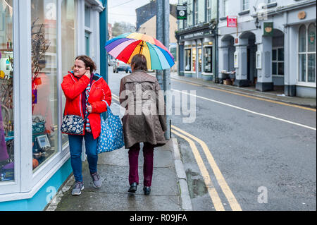 Baltimore, West Cork, Irlande. 3e oct, 2018. Deux dames braver les éléments comme ils le font certains Samedi shopping. Il sera du vent et averses pour le reste de la journée, mais doux avec des températures de 13 à 15°C. Credit : Andy Gibson/Alamy Live News. Banque D'Images