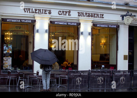 Glasgow, Ecosse, Royaume-Uni. 29Th sep 2018. Les forts vents et Météo France gratuites une alerte météorologique vu d'artifice annulés en lutte les habitants et les touristes dans le centre-ville. Credit : Gérard ferry/Alamy Live News Banque D'Images