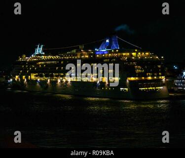 Nassau, New Providence, Bahamas. 16 janvier, 2009. Le navire de croisière Norwegian Norwegian Dawn est illuminé la nuit à quai dans le port de Nassau, capitale des Bahamas, et une destination de croisière populaire. Credit : Arnold Drapkin/ZUMA/Alamy Fil Live News Banque D'Images