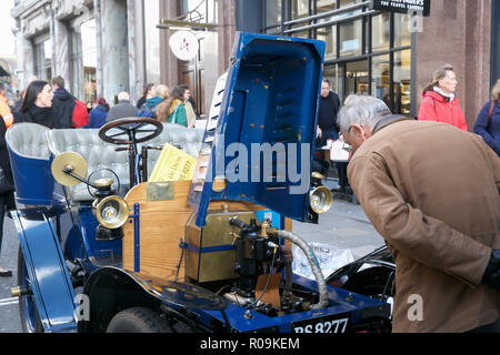 Londres, Royaume-Uni. 29Th sep 2018. Les grandes foules de participer à l'assemblée de la rue Regent Motor Show qui a lieu à Londres. Londres à Brighton Voitures anciennes étaient sur l'affichage, l'avant de leur lancer à Brighton, demain avec les jaguars, Volkswagen Beetles et beaucoup d'autres modèles. Credit : Keith Larby/Alamy Live News Banque D'Images