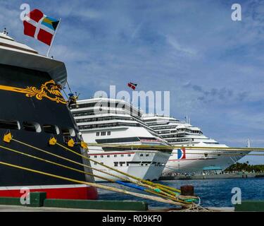 Nassau, New Providence, Bahamas. 16 janvier, 2009. Rangées de bateaux de croisière amarré dans le port de Nassau, capitale des Bahamas, et une destination de croisière populaire. Credit : Arnold Drapkin/ZUMA/Alamy Fil Live News Banque D'Images