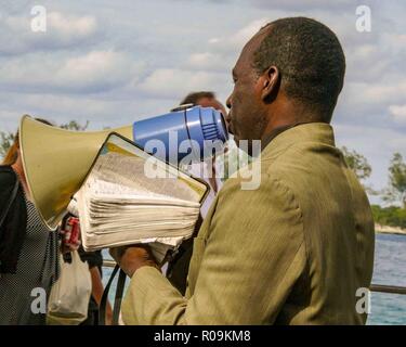 Nassau, New Providence, Bahamas. 16 janvier, 2009. Une guide touristique avec un mégaphone à Nassau, capitale des Bahamas, et une destination de croisière populaire. Credit : Arnold Drapkin/ZUMA/Alamy Fil Live News Banque D'Images