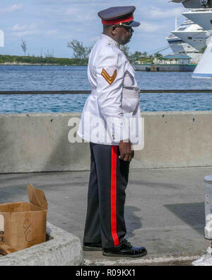 Nassau, New Providence, Bahamas. 16 janvier, 2009. Un officier de la Police royale des Bahamas à Nassau, capitale des Bahamas, et une destination de croisière populaire. Credit : Arnold Drapkin/ZUMA/Alamy Fil Live News Banque D'Images