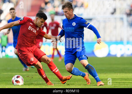 Marvin Pourie (KSC) en duels avec Dave (Gnaase Kickers Würzburg). GES/football/3e Ligue : Karlsruher SC - Kickers Würzburg, 03.11.2018 - dernier jeu dans le vieux Wildparkstadion. Football/soccer : 3. Ligue : Karlsruhe vs Wuerzburg, Karlsruhe, le 3 novembre, 2018 | dans le monde d'utilisation Banque D'Images