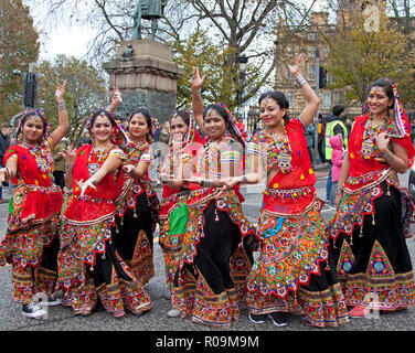 Édimbourg, Écosse, Royaume-Uni, 3e nov. 2018. Royal Mile et monticules à Édimbourg, Diwali est célébré avec une d'une journée festival haut en couleurs qui commence par un défilé à 2h00 de l'extérieur de la ville chambres sur le Royal Mile jusqu'à Castle Street Diwali est cinq jours de fête des Lumières, célébrée par des millions d'hindous, sikhs et Jaïns à travers le monde. Les marionnettes sont Rama, Ganesh et Hanuman. Banque D'Images