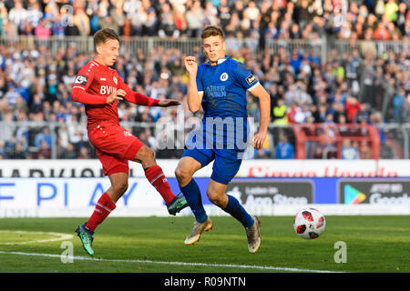 Marvin Wanitzek (KSC) en duels avec Simon (Skarlatidis Kickers Würzburg). GES/football/3e Ligue : Karlsruher SC - Kickers Würzburg, 03.11.2018 - dernier jeu dans le vieux Wildparkstadion. Football/soccer : 3. Ligue : Karlsruhe vs Wuerzburg, Karlsruhe, le 3 novembre, 2018 | dans le monde d'utilisation Banque D'Images