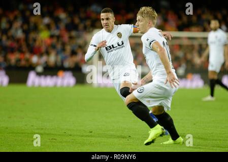 Rodrigo et Wass de Valence en action au cours de la ligue espagnole, La Liga, match de football entre Valence et Gérone le 03 novembre, au stade Mestalla de Valence, Espagne. Appuyez sur cordon Banque D'Images