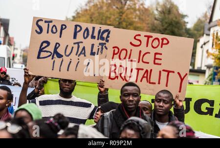 Fuerstenfeldbruck, Bavière, Allemagne. 29Th sep 2018. 100 migrants à l'établissement de logements Fuerstenfeldbruck près de Munich a tenu un rassemblement de protestation alléguant un abus par le personnel de sécurité et les séjours d'une durée de deux ans ou plus au lieu de la période maximale de six mois. Le camp Fuerstenfeldbruck a été un point d'éclair pour les conflits pendant plusieurs années, avec les résidents africains principalement d'être impliqué dans de nombreuses altercations avec la sécurité et le personnel. Credit : ZUMA Press, Inc./Alamy Live News Banque D'Images