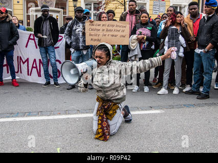 Fuerstenfeldbruck, Bavière, Allemagne. 29Th sep 2018. Une rupture de migrants africains tout en parlant sur les conditions à l'établissement résidentiel Fuerstenfeldbruck. 100 migrants à l'établissement de logements Fuerstenfeldbruck près de Munich a tenu un rassemblement de protestation alléguant un abus par le personnel de sécurité et les séjours d'une durée de deux ans ou plus au lieu de la période maximale de six mois. Le camp Fuerstenfeldbruck a été un point d'éclair pour les conflits pendant plusieurs années, avec les résidents africains principalement d'être impliqué dans de nombreuses altercations avec la sécurité et le personnel. Credit : ZUMA Press, Inc./Alamy Live News Banque D'Images