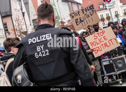 Fuerstenfeldbruck, Bavière, Allemagne. 29Th sep 2018. Un agent de la police bavaroise se trouve en face de migrants africains au cours d'une manifestation contre la brutalité policière et de mauvaises conditions de vie Fuerstenfeldbruck près de Munich en Allemagne. 100 migrants à l'établissement de logements Fuerstenfeldbruck près de Munich a tenu un rassemblement de protestation alléguant un abus par le personnel de sécurité et les séjours d'une durée de deux ans ou plus au lieu de la période maximale de six mois. Credit : ZUMA Press, Inc./Alamy Live News Banque D'Images