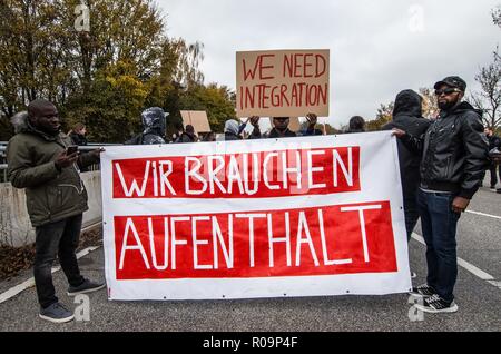 Fuerstenfeldbruck, Bavière, Allemagne. 29Th sep 2018. ''Nous avons besoin residency''. 100 migrants à l'établissement de logements Fuerstenfeldbruck près de Munich a tenu un rassemblement de protestation alléguant un abus par le personnel de sécurité et les séjours d'une durée de deux ans ou plus au lieu de la période maximale de six mois. Le camp Fuerstenfeldbruck a été un point d'éclair pour les conflits pendant plusieurs années, avec les résidents africains principalement d'être impliqué dans de nombreuses altercations avec la sécurité et le personnel. Credit : ZUMA Press, Inc./Alamy Live News Banque D'Images