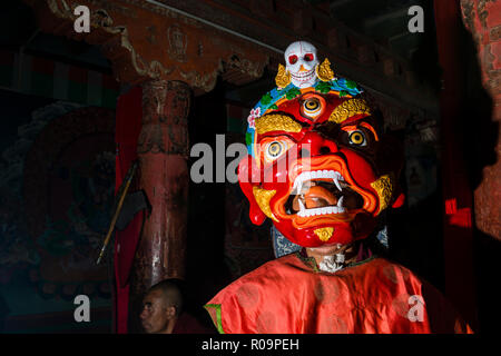 Les masques en bois coloré sont utilisés pour les danses rituelles par les moines à Hemis Festival. Banque D'Images