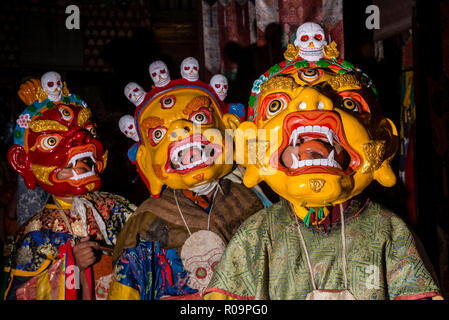 Les masques en bois coloré sont utilisés pour les danses rituelles par les moines à Hemis Festival. Banque D'Images
