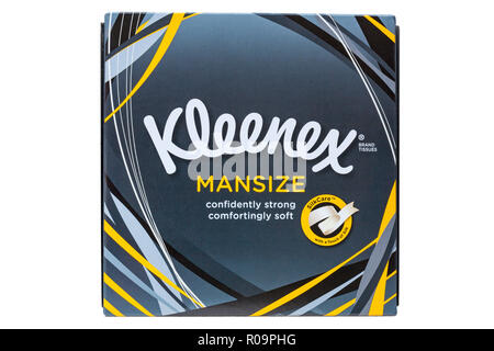 Boîte de Kleenex Mansize tissus marque isolé sur fond blanc - forte avec confiance comfortingly Silkcare - doux avec une touche de soie Banque D'Images