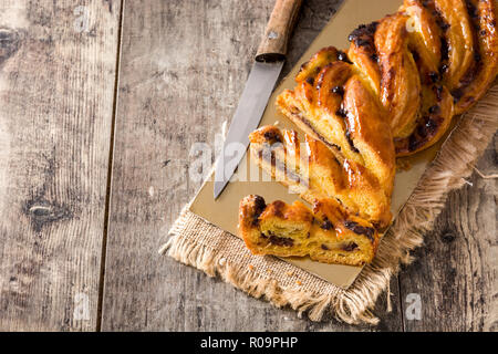 Tresse maison farcies de chocolat et couper en morceaux sur la table en bois. Copyspace Banque D'Images