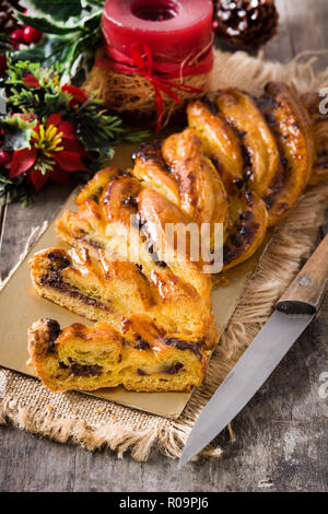 Tresse maison farcies de chocolat et couper en morceaux sur la table en bois. Close up Banque D'Images