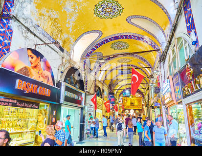 Les touristes à les passages de l'Kapali Carsi, le Grand Bazar d'Istanbul, Turquie. Banque D'Images