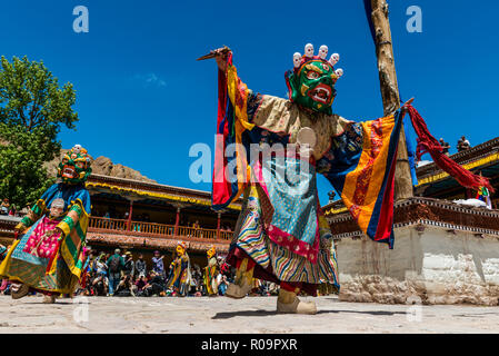 Masque rituel des danses, exécutées par des moines et la description articles depuis les débuts du bouddhisme, sont l'attraction principale à Hemis Festival. Banque D'Images