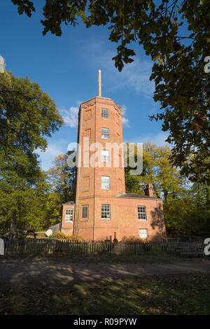 Chatley Heath Semaphore Tower, un monument qui a été construit dans le cadre de l'Amirauté qui exploitait la chaîne de sémaphore entre 1822 et 1847, Surrey, UK Banque D'Images