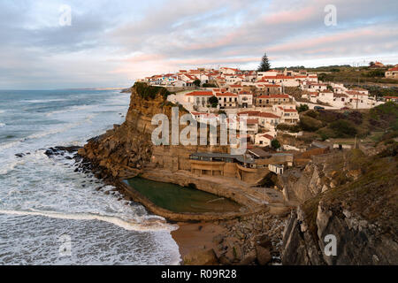 Vue sur le village pittoresque de Praia das Maçãs, au bord d'une falaise avec une plage ci-dessous. Près de Sintra, Lisbonne, Portugal, Europe. paysage. Banque D'Images