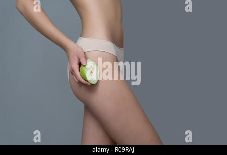 Divers expression par jeune fille avec apple des fruits sur fond neutre Banque D'Images