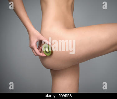 Divers expression par jeune fille avec kiwi fruits sur fond neutre Banque D'Images