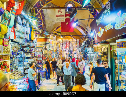 Les touristes à les passages de l'Kapali Carsi, le Grand Bazar d'Istanbul, Turquie. Banque D'Images