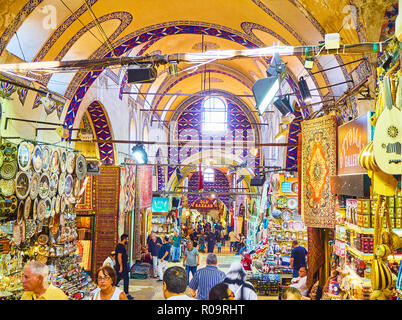 Les touristes à les passages de l'Kapali Carsi, le Grand Bazar d'Istanbul, Turquie. Banque D'Images