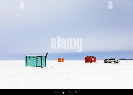 Des cabanes de pêche sur glace sur le lac Winnipeg, Manitoba, Canada. Banque D'Images