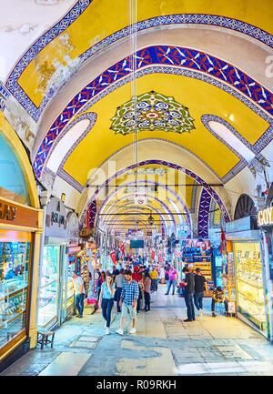 Les touristes à les passages de l'Kapali Carsi, le Grand Bazar d'Istanbul, Turquie. Banque D'Images