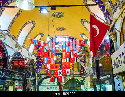 Les drapeaux sur les passages de l'Kapali Carsi, le Grand Bazar d'Istanbul, Turquie. Banque D'Images