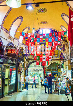 Les drapeaux sur les passages de l'Kapali Carsi, le Grand Bazar d'Istanbul, Turquie. Banque D'Images