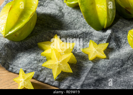 Matières premières saines caramboles jaune prêt à manger Banque D'Images