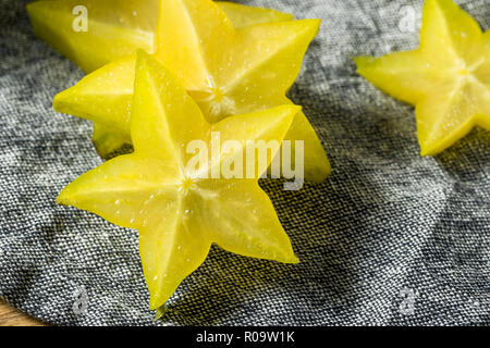 Matières premières saines caramboles jaune prêt à manger Banque D'Images