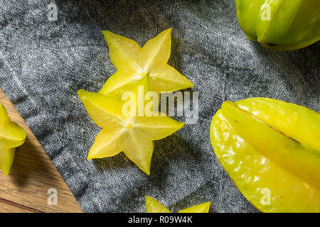 Matières premières saines caramboles jaune prêt à manger Banque D'Images