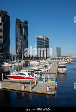 Tours résidentielles à Yarra's Edge près de port Victoria, Melbourne, Victoria, Australie Banque D'Images