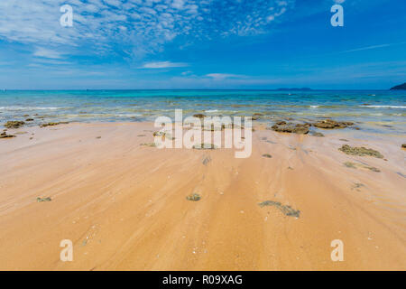 Paysage avec les récifs coralliens tropicaux sur l'île de Tioman en Malaisie. Beau paysage marin de l'Asie du sud sur la plage de Tekek. Banque D'Images