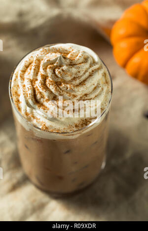 Citrouille d'automne rafraîchissant Sweet Spice Latte Café glacé avec de la crème fouettée Banque D'Images