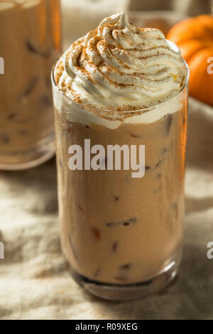 Citrouille d'automne rafraîchissant Sweet Spice Latte Café glacé avec de la crème fouettée Banque D'Images