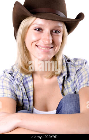 Jolie femme occidentale en chemise de cowboy hat et isolé sur fond blanc Banque D'Images