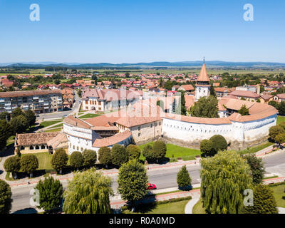 Église fortifiée, Prejmer Brasov County, Transylvanie, Roumanie. Vue aérienne. Forteresse médiévale avec une église, tour de l'horloge, haute flèche, murs épais. Banque D'Images