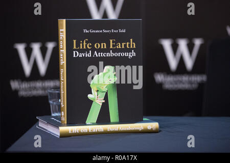 Sir David Attenborough assiste à une séance avant de signer des copies de l'édition 40e anniversaire de la vie sur terre En vedette : Atmosphère Où : London, Royaume-Uni Quand : 02 Oct 2018 Credit : Phil Lewis/WENN.com Banque D'Images