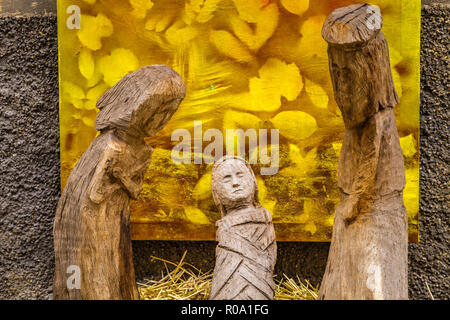 PORTICO (FC), ITALIE - 20 décembre 2017 : la lumière est révélateur des statues en bois en crèche Banque D'Images